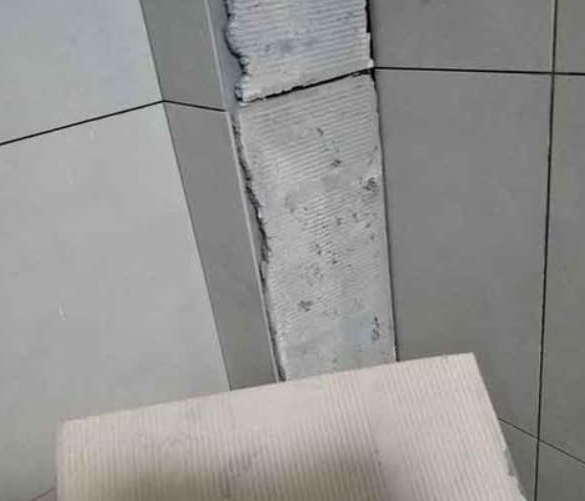 松桃瓷砖空鼓维修公司分享下厨房瓷砖脱落的补救措施。